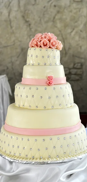 White wedding cake and pink flowers on top — Stock Photo, Image