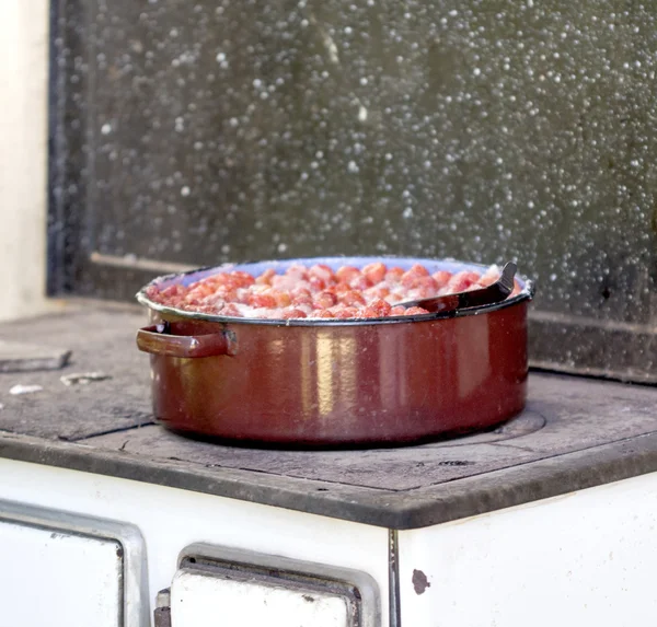Cozinhar geléia de morango — Fotografia de Stock