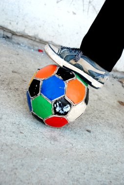 Futbol topu, renkli, eski, dağınık