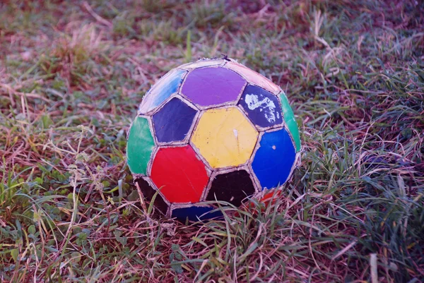 足球球，五颜六色的老的衣衫褴褛 — 图库照片
