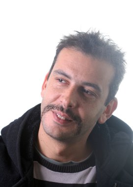siyah gömlek ile yakışıklı genç adamın portresi