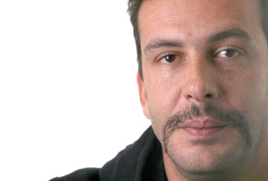 siyah gömlek ile yakışıklı genç adamın portresi