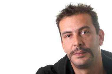 siyah gömlek ile yakışıklı genç adamın portresi