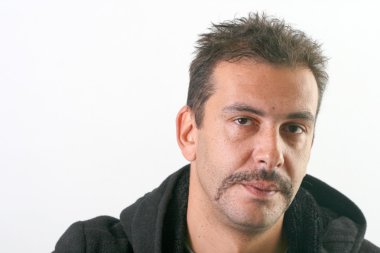 siyah gömlek ile yakışıklı genç adamın portresi