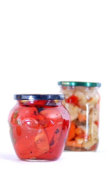 Φρέσκα, σε κονσέρβα πιπεριές διατηρημένα σε βάζα — Φωτογραφία Αρχείου