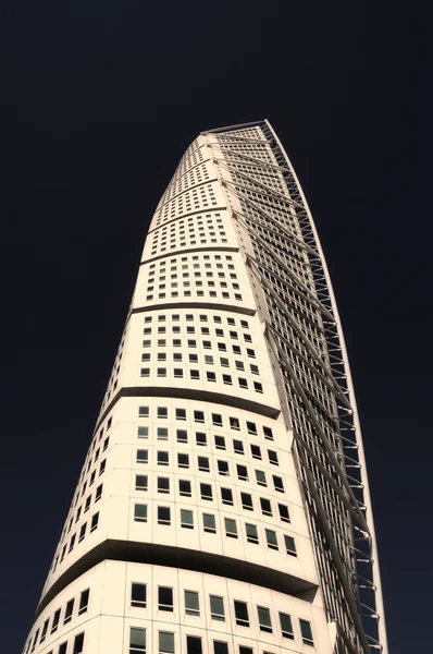 Malmö, Zweden - 9 April 2013: Turning Torso wolkenkrabber op 8 april 2013 in Malmö, Zweden. Ontworpen door Santiago Calatrava, is het de meest bekende bezienswaardigheid van Malmö en Zweden vandaag. — Stockfoto