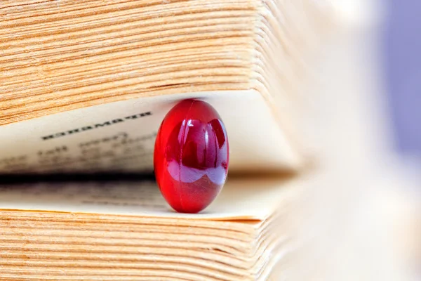 Morina ciğeri yağı omega 3 jel kapsülleri beyaz arka planda izole