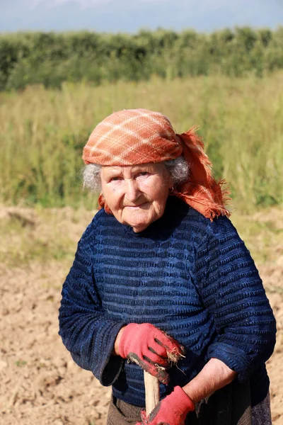 GORNA BELA CRKVA, MACEDONIA - JUNHO 23, 2016: Na aldeia de Gorna Bela Crkva, perto da cidade de Retrato de uma camponesa de 83 anos , — Fotografia de Stock