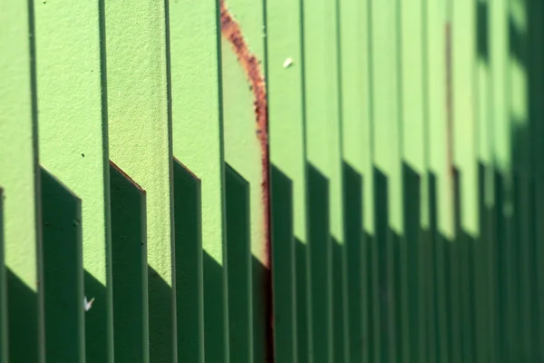 Yeşil metal çit. alan focuc dar bölümü — Stok fotoğraf