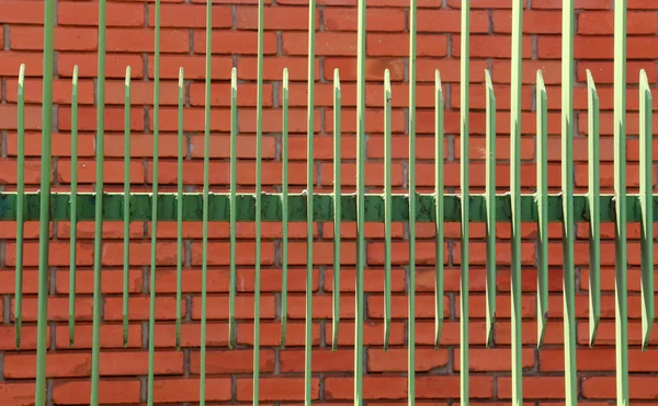 Зелений металевий паркан. вузька деталь польового фокусу — стокове фото