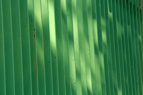 Zöld fém kerítés. a focuc mező keskeny dept — Stock Fotó