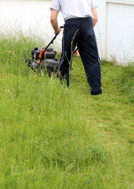 Çim biçme, çim biçme için bahçıvan tarafından kullanılıyor
