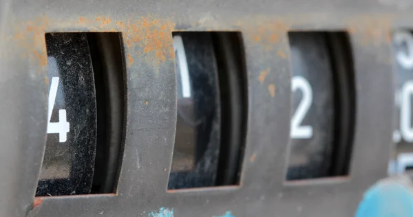 Antiguo contador oxidado en la gasolina hacia fuera bomba dañada —  Fotos de Stock