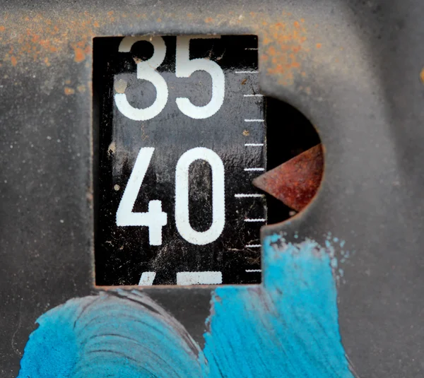 Antiguo contador oxidado en la gasolina hacia fuera bomba dañada —  Fotos de Stock