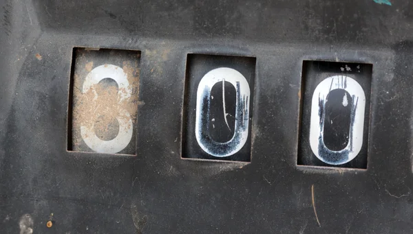 老生锈计数器损坏泵出汽油 — 图库照片