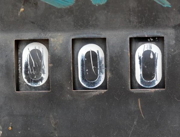Eski paslı tezgahın üzerine benzin dışarı hasarlı pompa — Stok fotoğraf