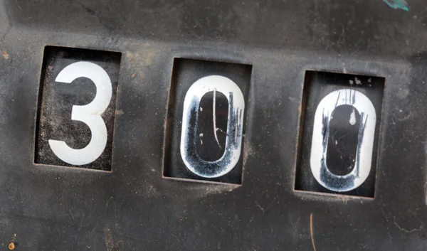 Stary zardzewiały licznik na benzynie z uszkodzonej pompy — Zdjęcie stockowe