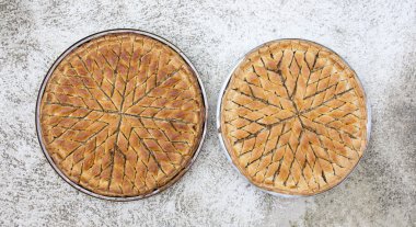 resmi bir iki platters ile taze pişmiş baklava