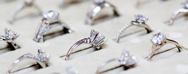 Gioielli moda, anello in oro con zircone — Foto Stock