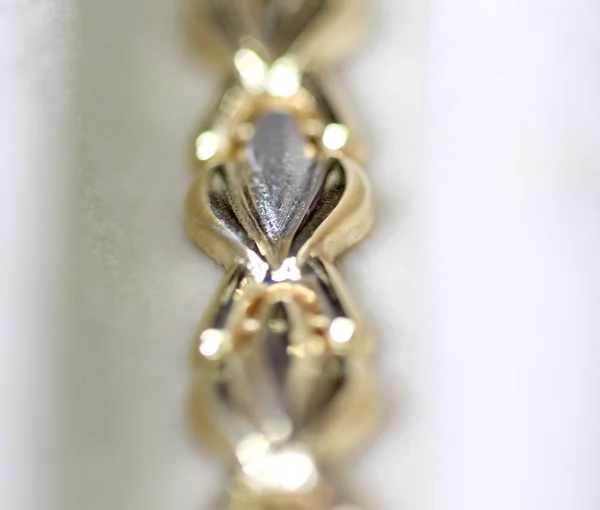 Moda biżuteria. Złota bransoleta — Zdjęcie stockowe