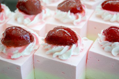 Çikolatalı kekler Fransa 'da bir şekerleme dükkanında sergileniyor..