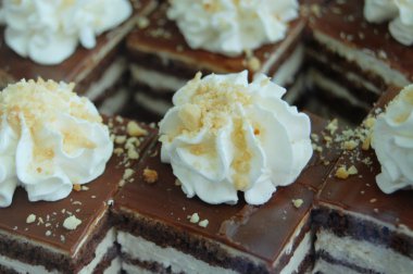 Çikolatalı kekler Fransa 'da bir şekerleme dükkanında sergileniyor..