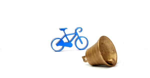 Колокольчик и голубой игрушечный велосипед — стоковое фото