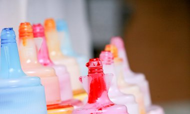 mürekkep yazıcı kartuşlarını beyaz arka plan üzerinde şişe.