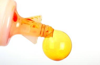 mürekkep yazıcı kartuşlarını beyaz arka plan üzerinde şişe.