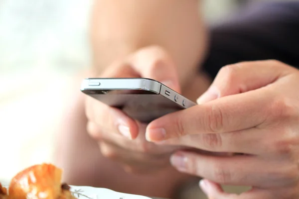 Male hands typing on smartphone — Stock Photo, Image