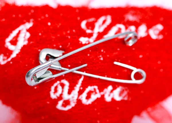 Dwa Kołki zabezpieczające na czerwony poduszkowe z tekstem kocham Cię — Zdjęcie stockowe