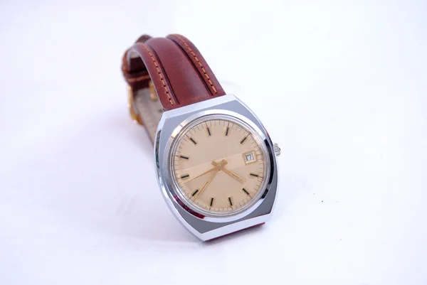 Relógio de pulso vintage isolado no fundo branco — Fotografia de Stock