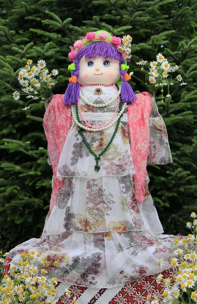 美丽的复古娃娃与春黄菊 — 图库照片