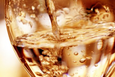 Bir bardağa su dök.