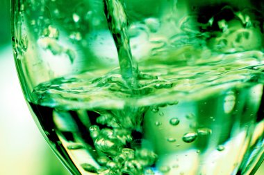 Bir bardağa su dök.