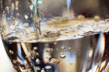 Bir bardağa su dök.