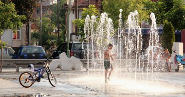 Pirlepe, Makedonya - 13 Temmuz 2016: heyecanlı çocuk su sıçramalarına, Çeşme arasında eğleniyor. Şehrin Pirlepe, Makedonya, Temmuz Yaz sevinç 13,2016
