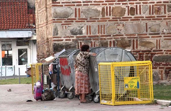 Prilep, Macedonia - 13 lipca 2016: Roma słaba Kobieta szuka d — Zdjęcie stockowe