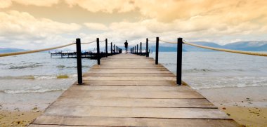 İskele. Kumsalda bir Prespa Gölü, Makedonya