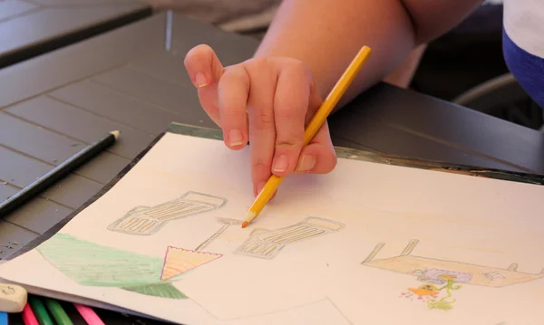 Barnet, en liten flicka ritar färger — Stockfoto