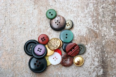 Bir ağaç için tutkallar arka plan üzerinde karma dikiş düğmeleri