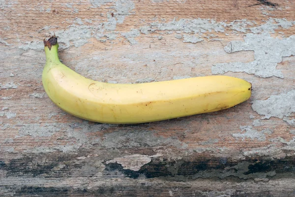 Banán. Érett banán, a fa cement háttér. — Stock Fotó