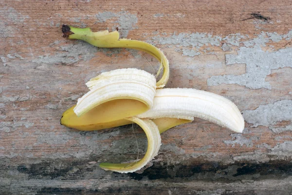 Banán. Érett banán, a fa cement háttér. — Stock Fotó