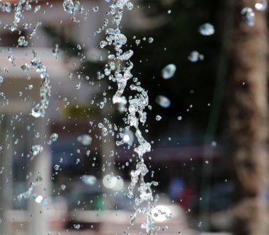 çeşmeden su bırakır. Seçici odak