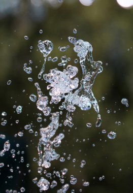 çeşmeden su bırakır. Seçici odak