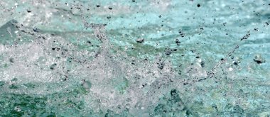 çeşmeden su bırakır. Seçici odak