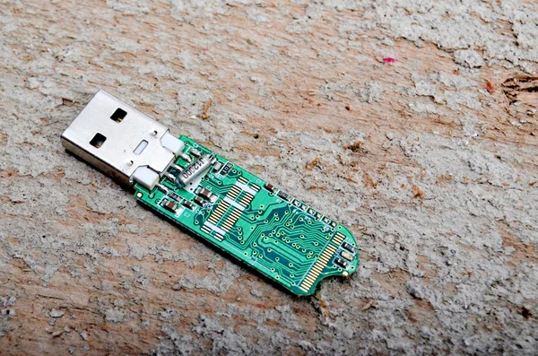 USB палка с открытыми колпачками на деревянном бетонном фоне — стоковое фото