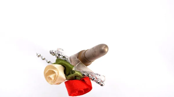 Jeden karabin kula ozdobiona sztucznymi kwiatami i wstążki — Zdjęcie stockowe