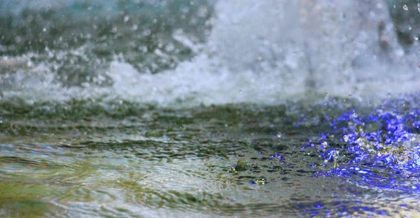 Många bubblor i vatten på nära håll — Stockfoto