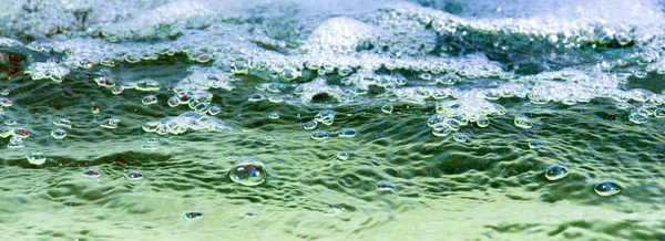 Muitas bolhas na água de perto — Fotografia de Stock